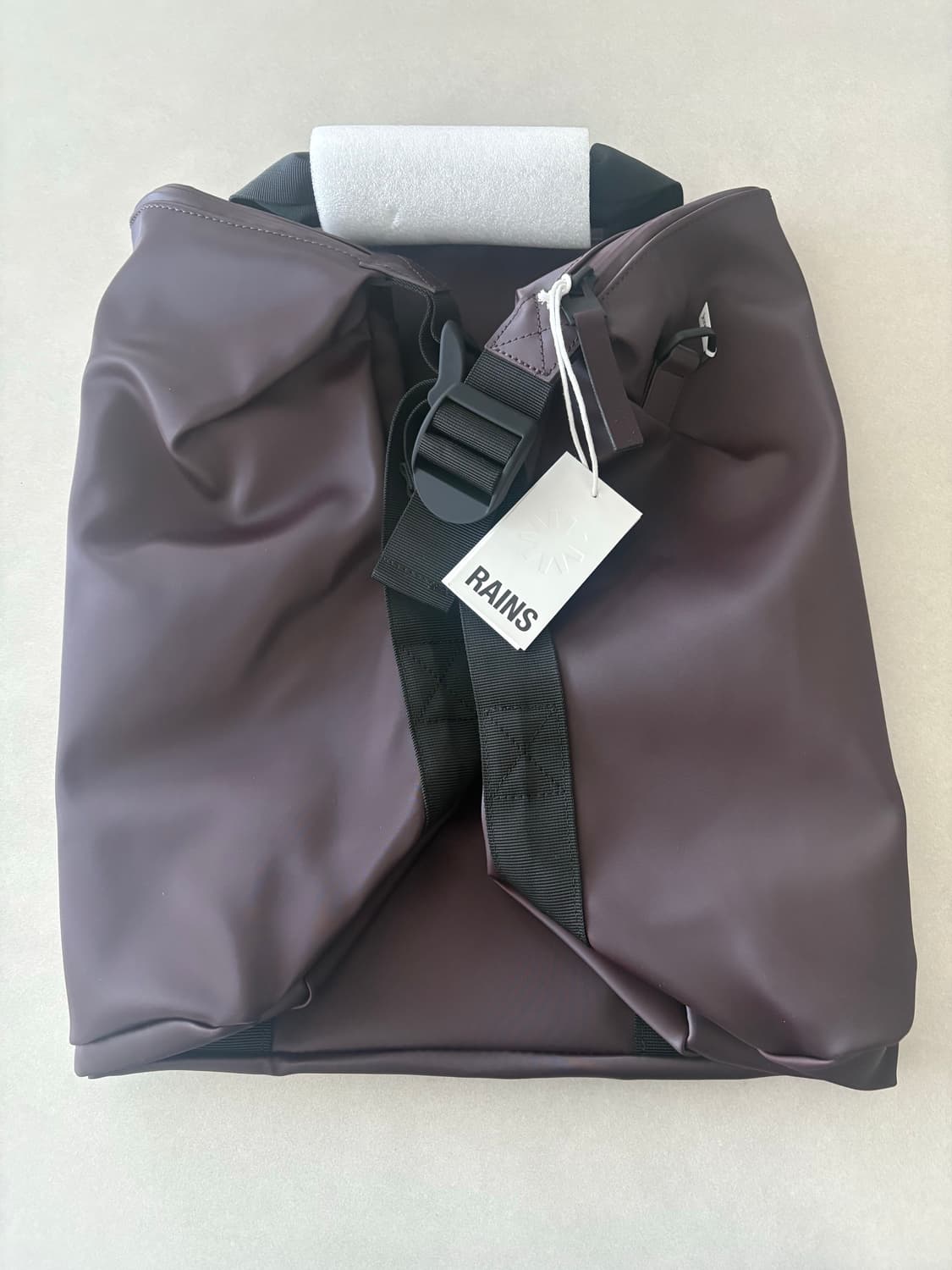 RAINS Hilo Weekend Bag 버건디 상품이미지2