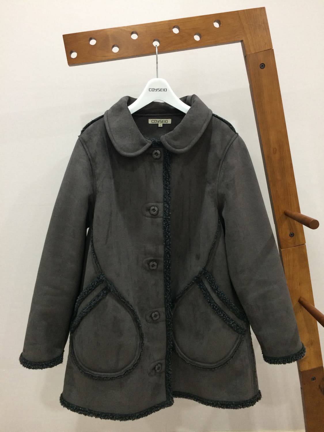 코이세이오 라운드 칼라 스웨이드 재킷 차콜 상품이미지1
