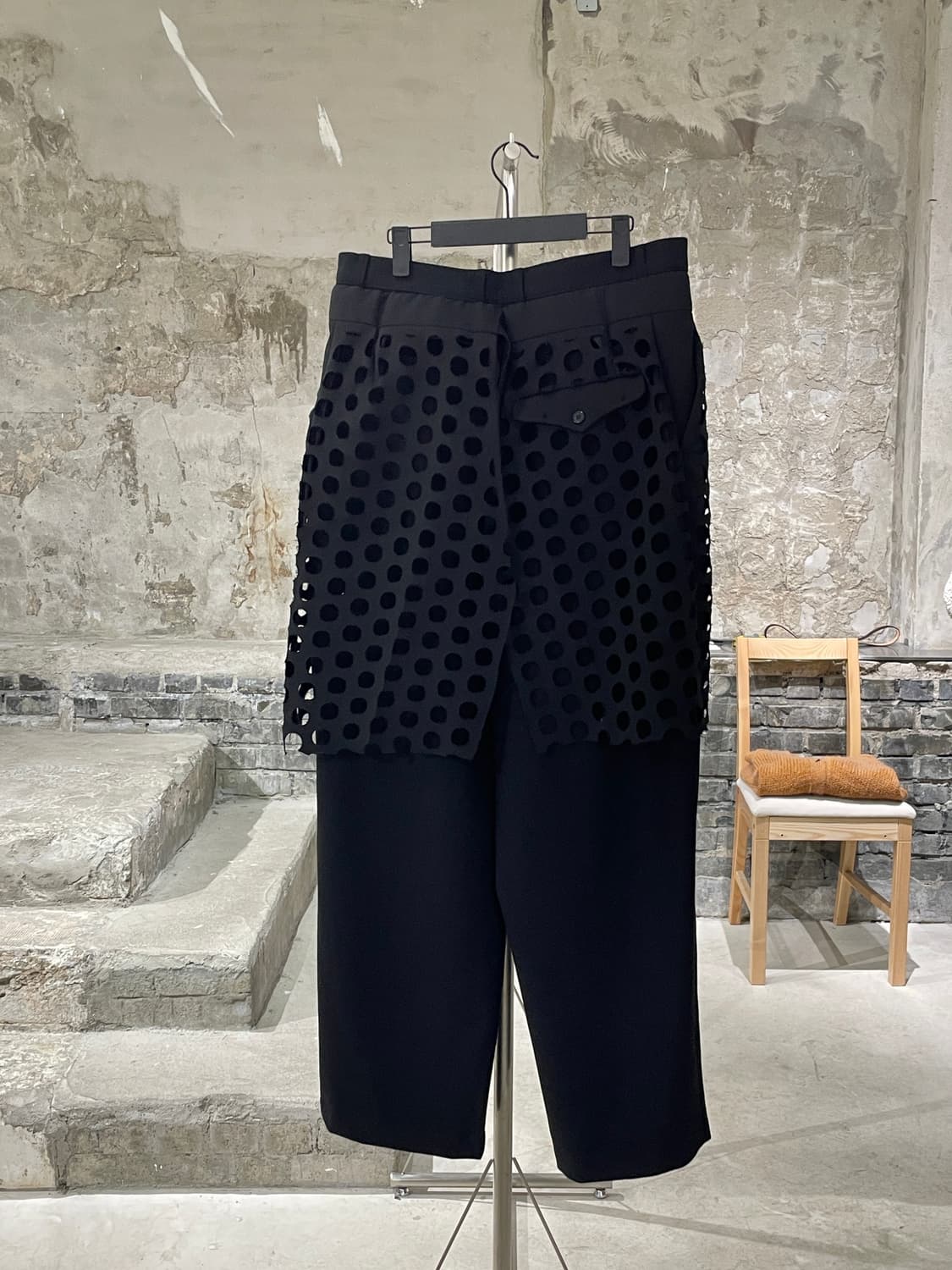 design by 영민 블랙 펀칭 컷 아웃 래핑 와이드 슬랙스 상품이미지6