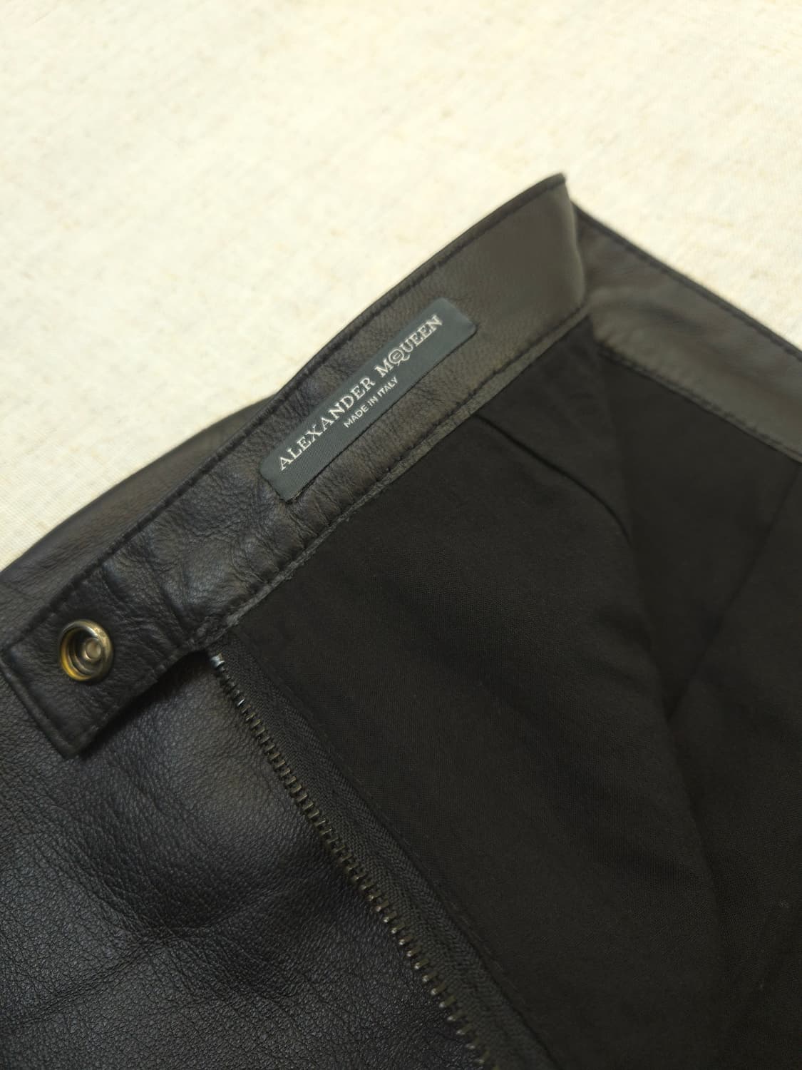 알렉산더 맥퀸 블랙 레더 미니 스커트 상품이미지3