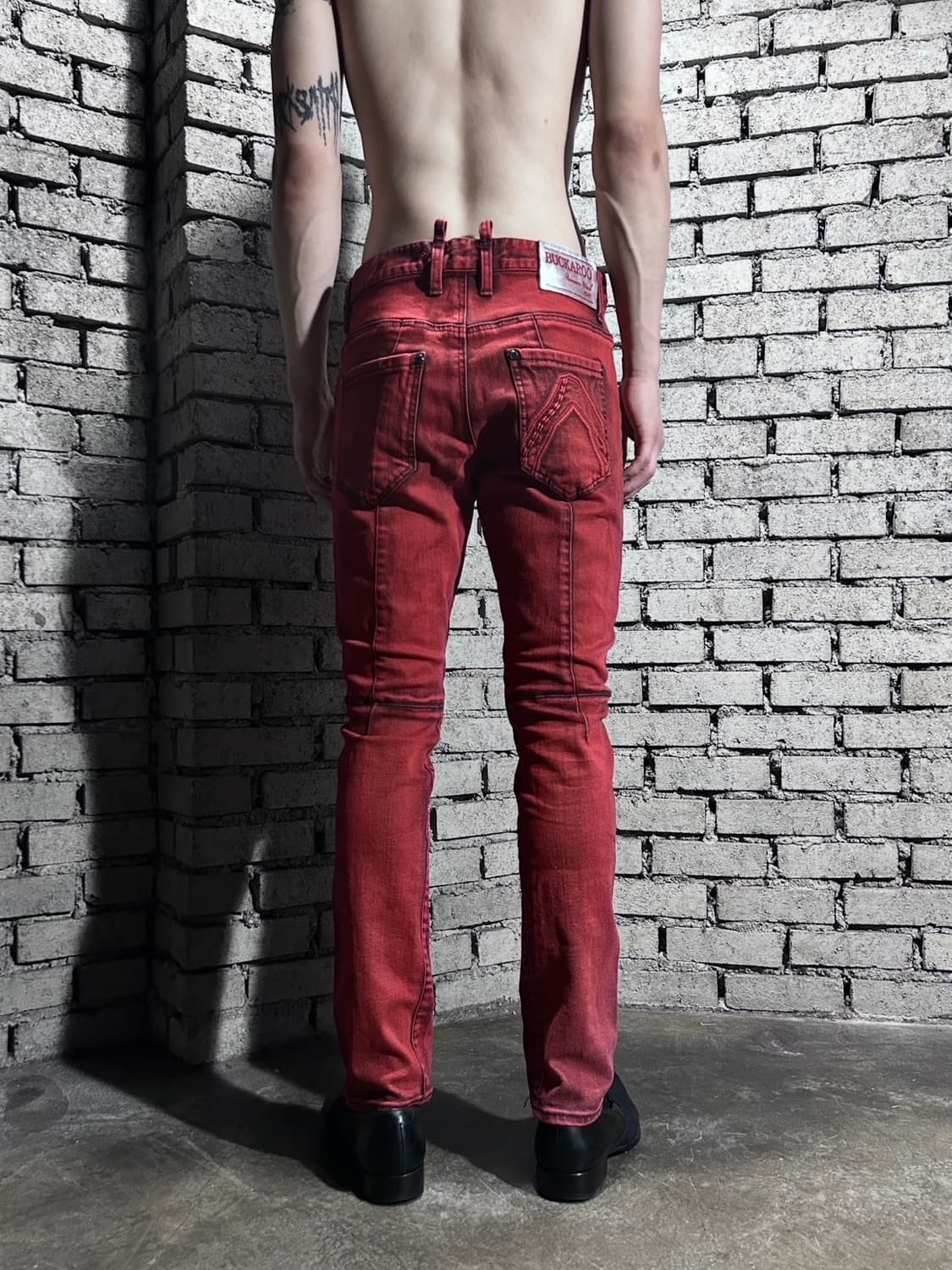 버커루 레드 온 블랙 데님 팬츠 상품이미지4
