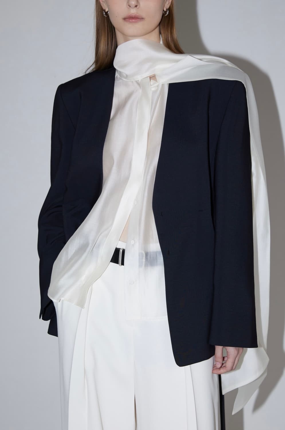 르네제이 OUR TIE BLOUSE - BLACK 상품이미지3