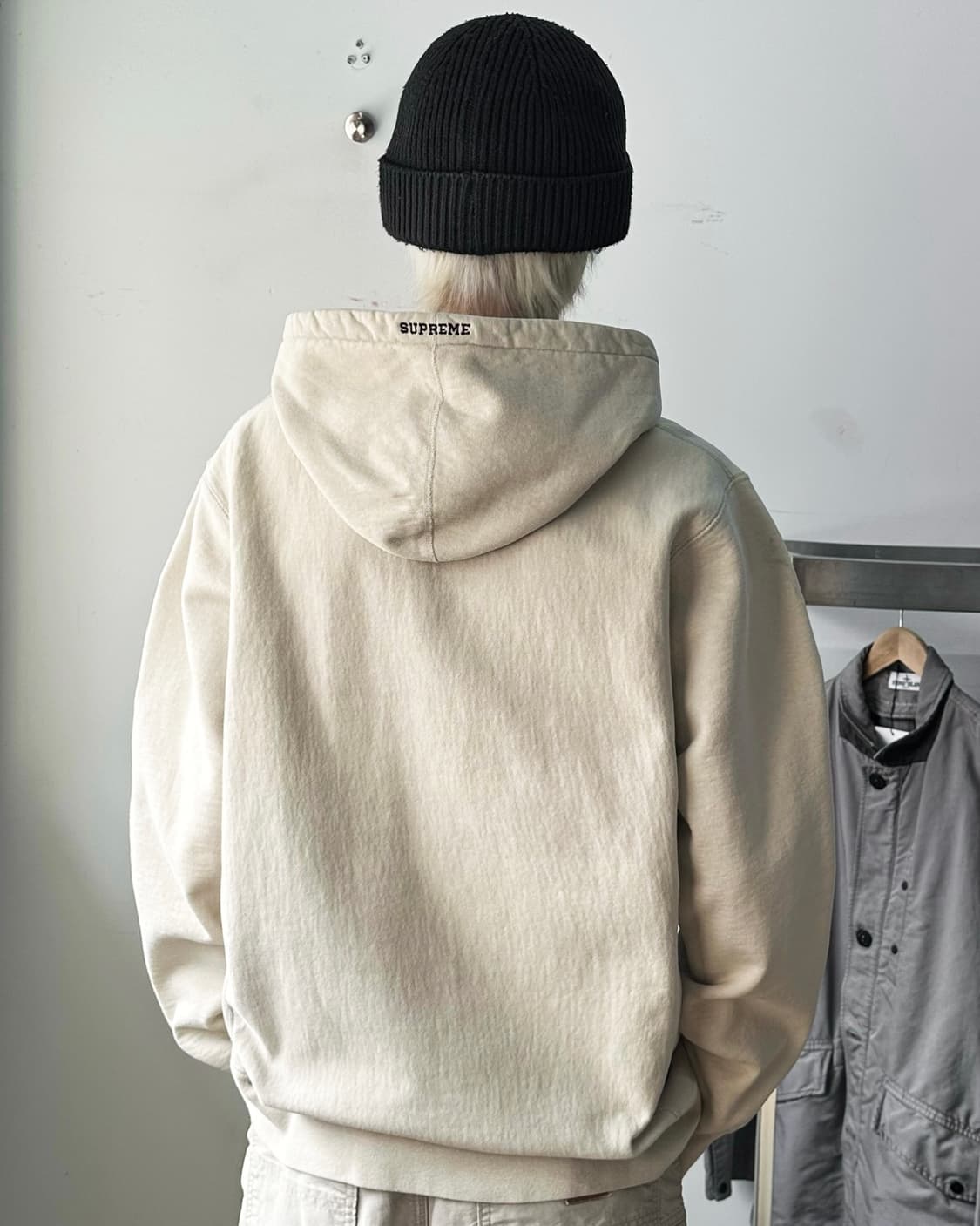 슈프림 16F/W 더 워 리포트 후드티 상품이미지2