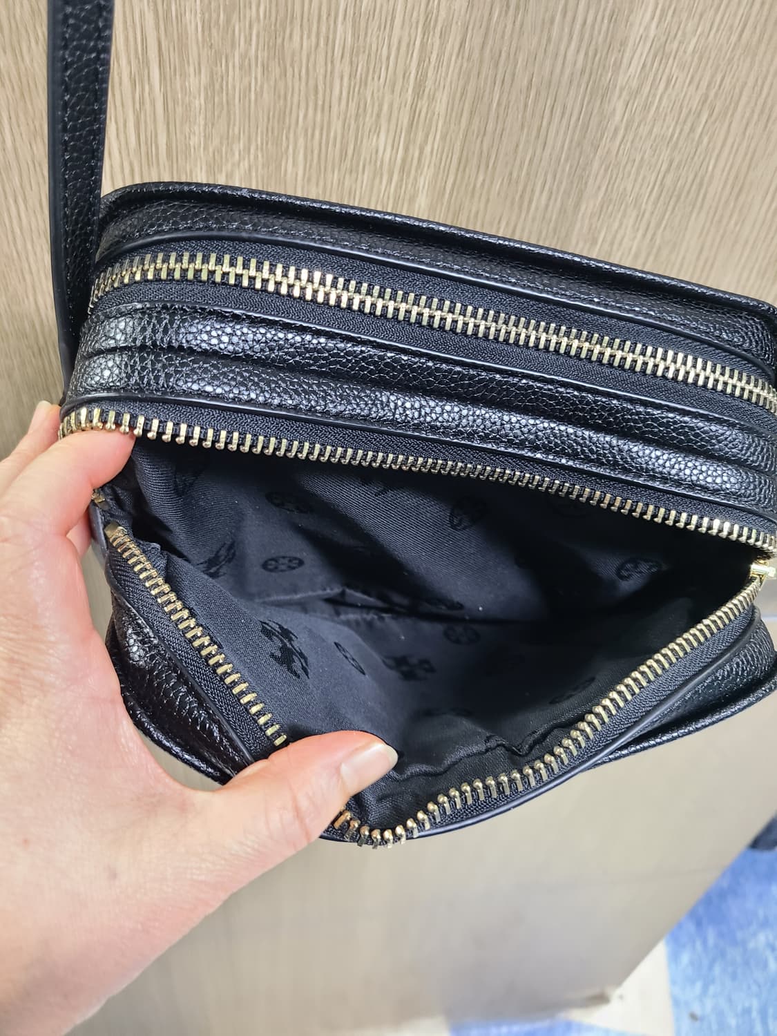토리버치 블랙 가죽 카메라백 상품이미지8