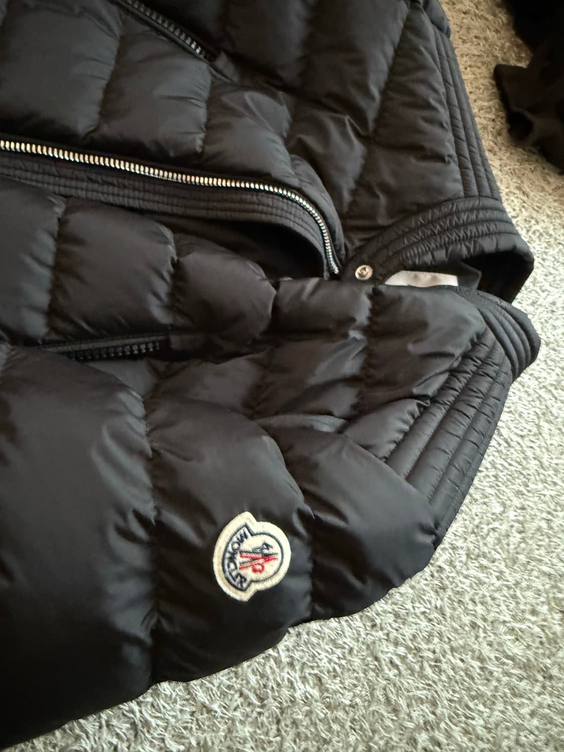 몽클레르 아미오트 숏 다운 자켓 블랙 -  Moncler Amio 상품이미지3