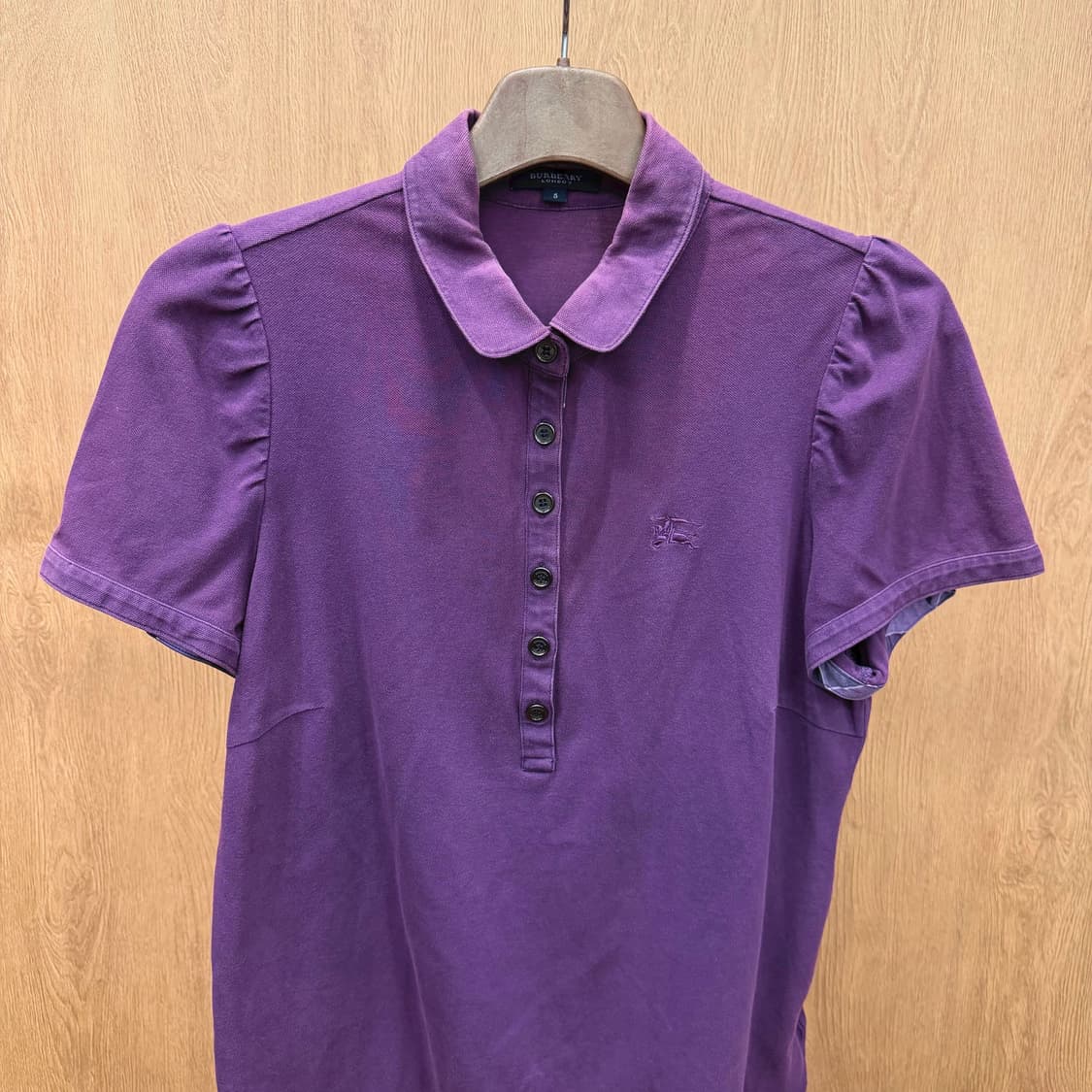 버버리 런던 코튼 반팔 티셔츠 카라넥 퍼프 숄더 로고 자수 디테일 퍼플 상품이미지4