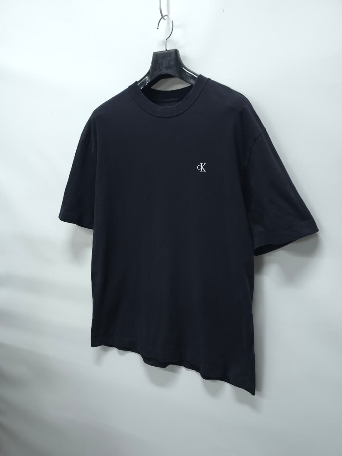 캘빈클라인 cK 로고 자수 블랙 반팔 라운드 티셔츠(100~105) 상품이미지2