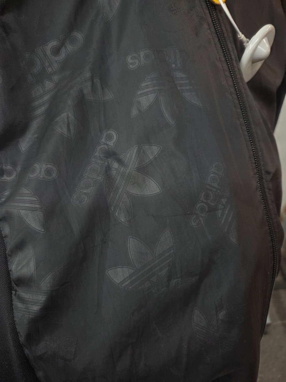 ADIDAS 아디다스 올블랙 골드져지💯 상품이미지4