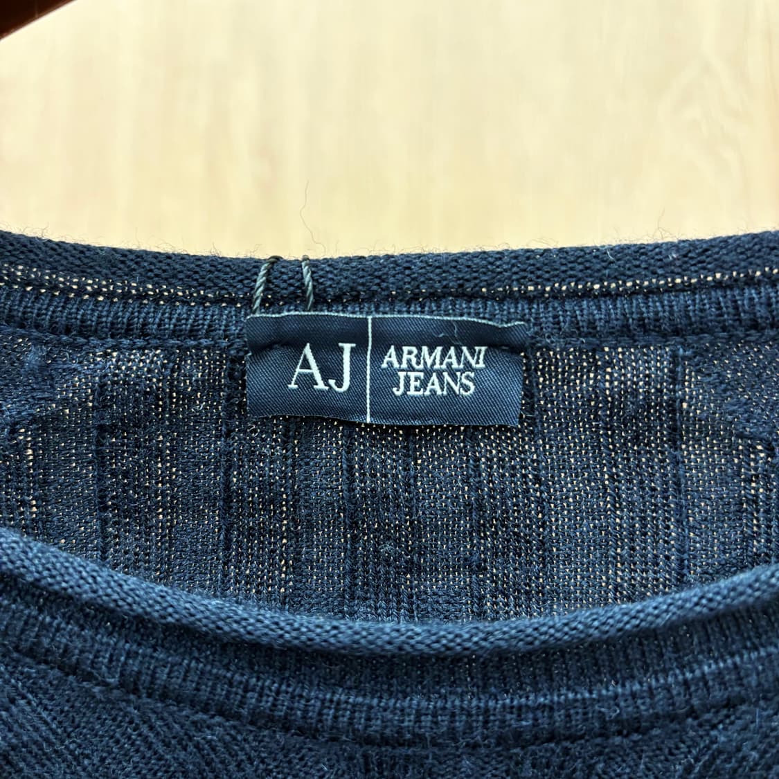 아르마니 진스 라운드넥 긴팔 니트 배색 시보리 마감 디테일 블랙 상품이미지8