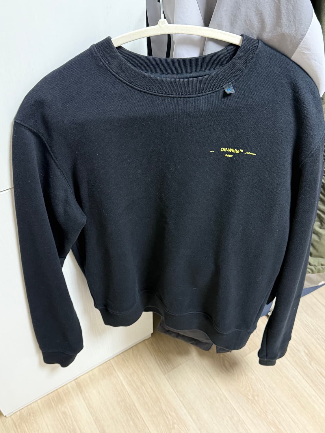 오프화이트 맨투맨 상품이미지1