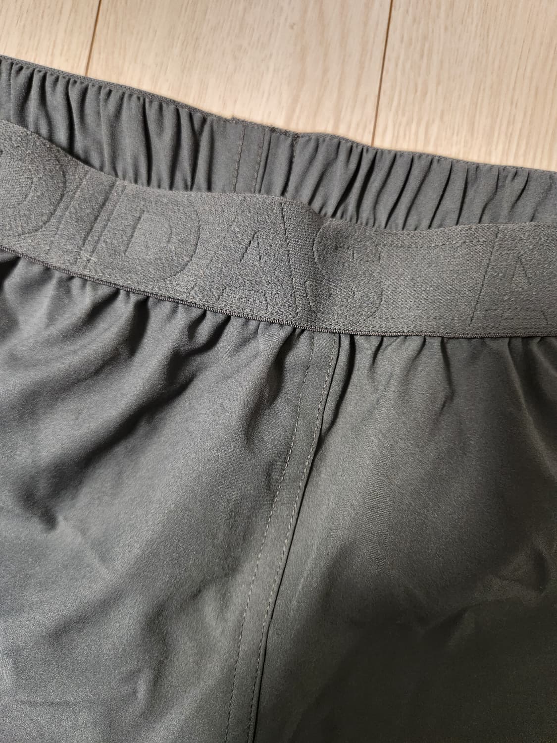 아디다스 삼선 러닝 반바지 블랙 사이즈XL

오염 하자없이 깨끗해요^^
 상품이미지4