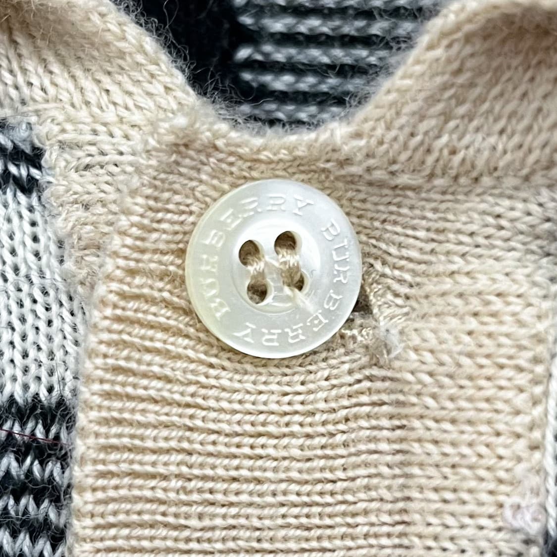 버버리 오리지널 노바 체크 카라넥 메리노 울 니트 상품이미지5