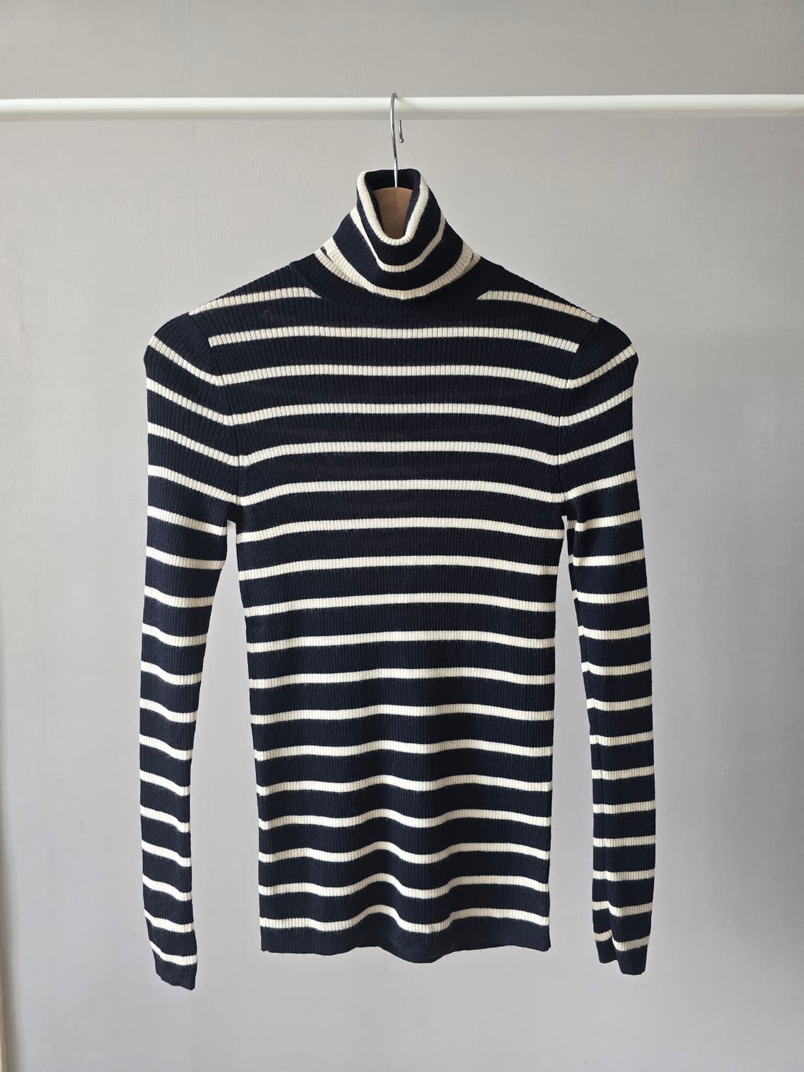 유니클로 프리미엄 메리노울 100% 스트라이프 터틀넥 스웨터 상품이미지1