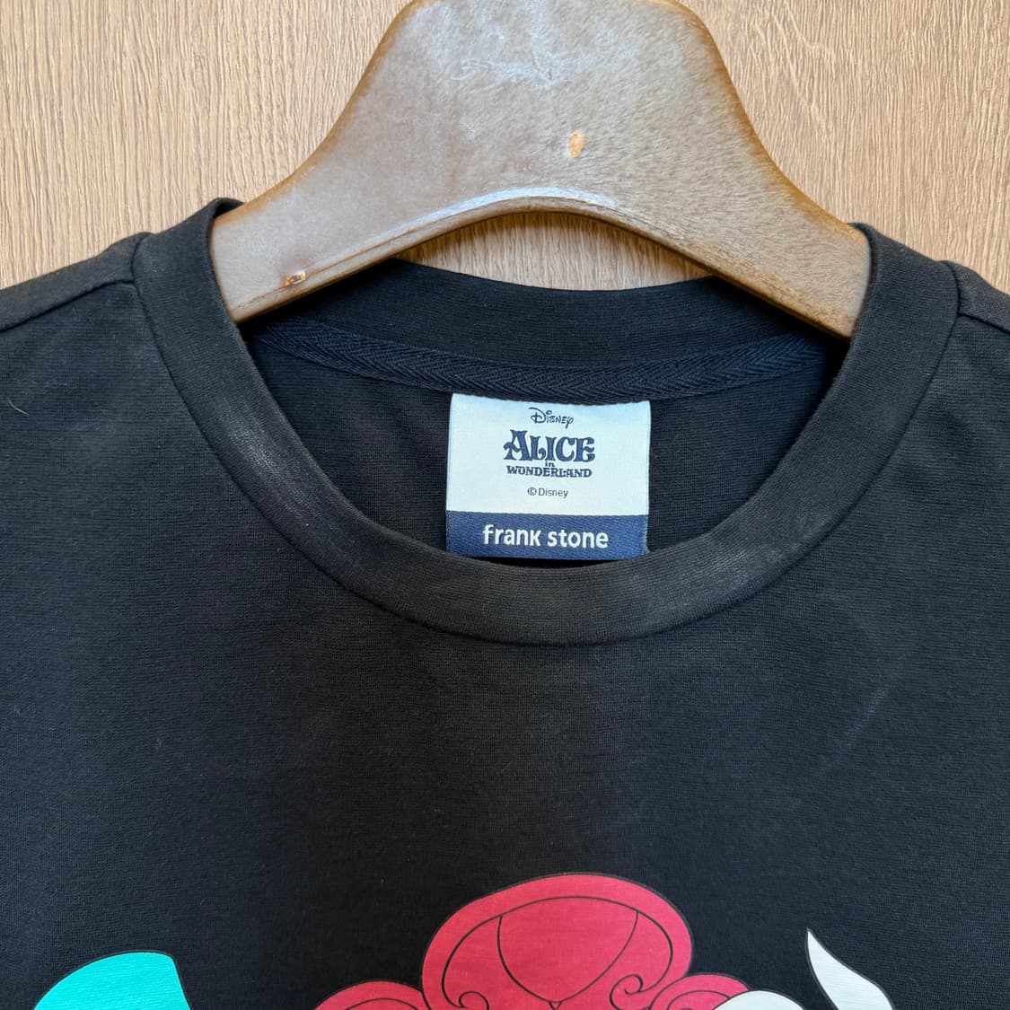 프랭크 스톤 x 디즈니 반팔 티셔츠 앨리스 프린팅 디테일 블랙 상품이미지5