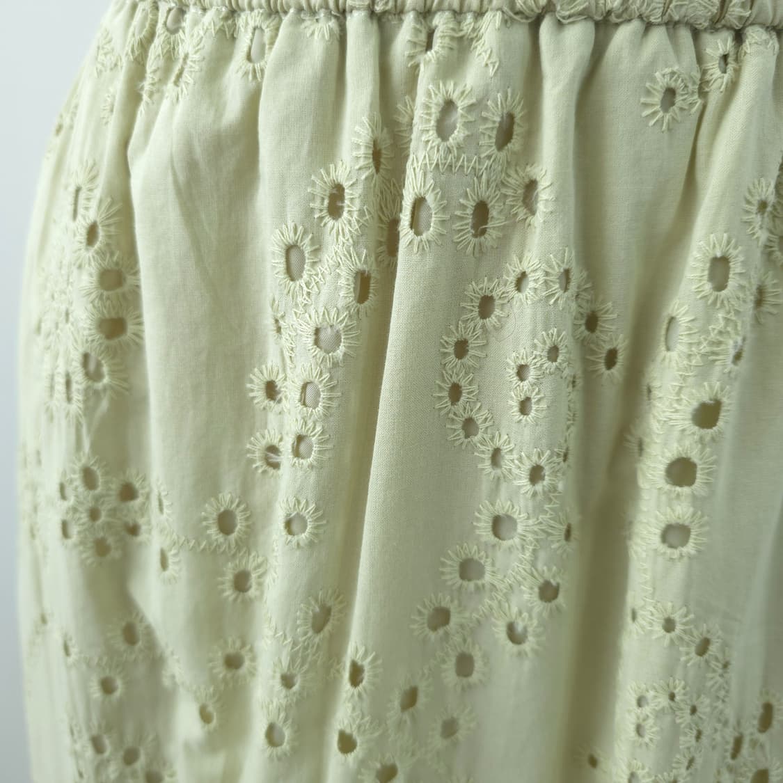 GU 라이트그린 자수 펀칭 티어드 스커트 상품이미지3