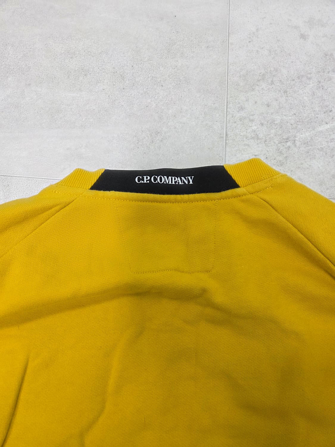 CP컴퍼니의 노란색 맨투맨 상품이미지5