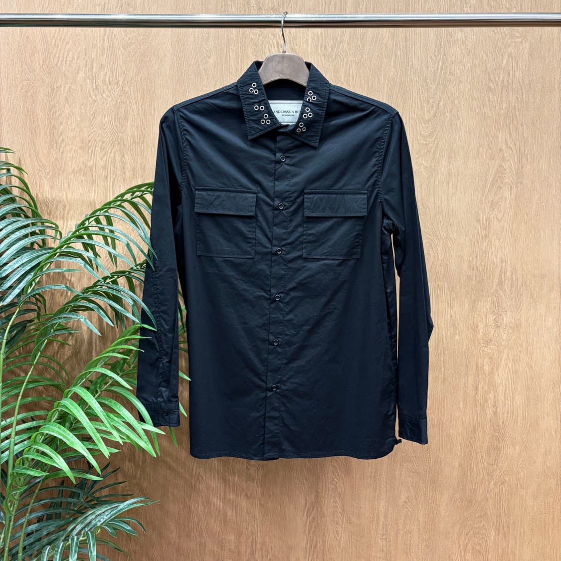 앤더슨벨 레귤러핏 코튼 긴팔 셔츠 카라 아일렛 미니멀 투포켓 디테일 블랙 상품이미지1