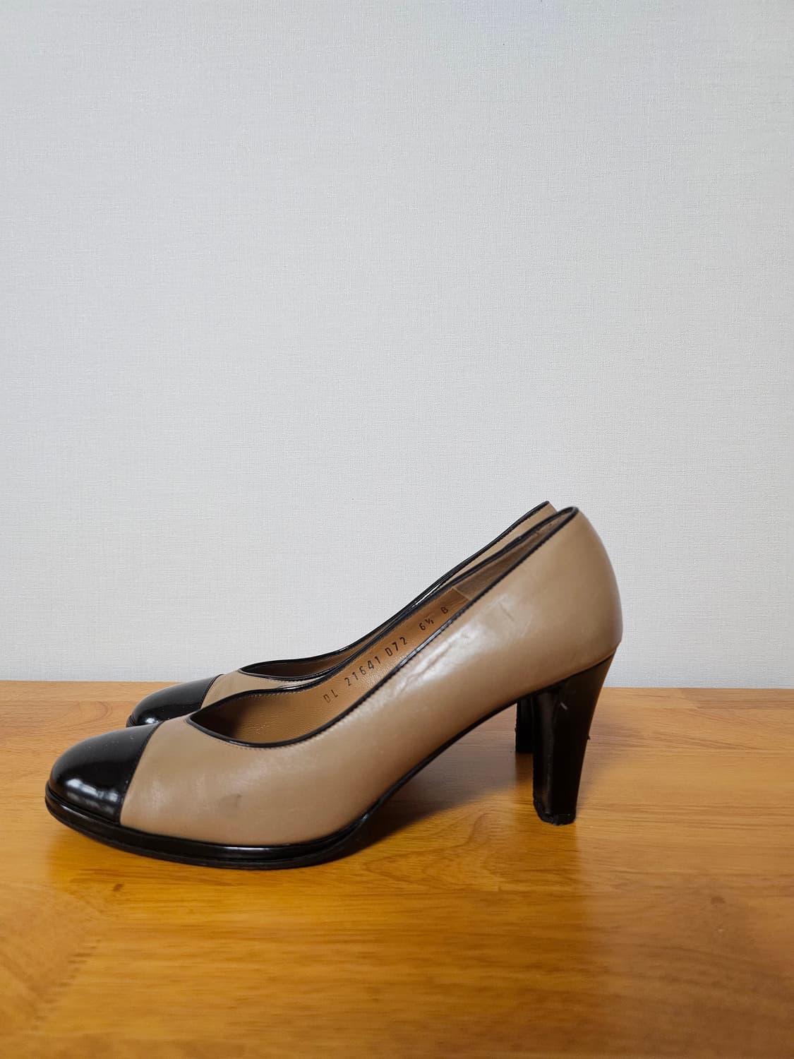 [신발정리] 페라가모 클래식 배색 펌프스 (6.5B / 235)

살바토 상품이미지2