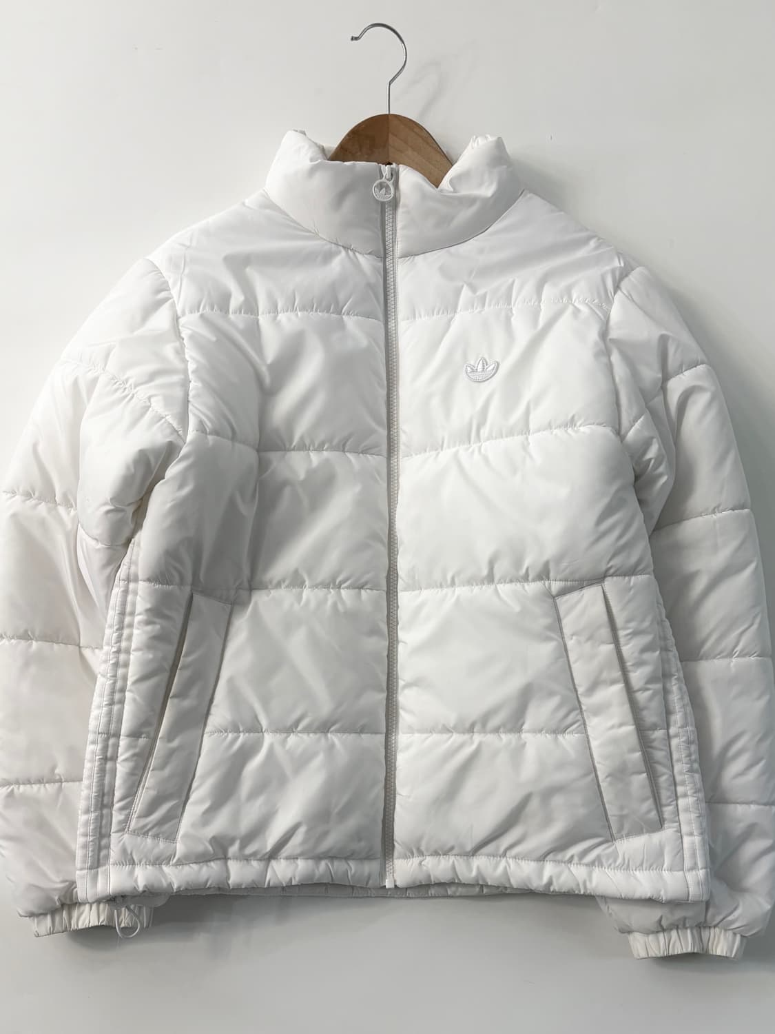 Adidas 아디다스 화이트컬러 와펜 패딩 자켓 상품이미지1