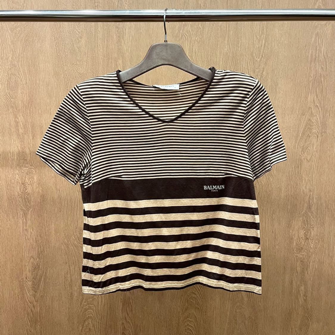 발망 코튼 크롭 반팔 티셔츠 스트라이프 패턴 숄더 패드 디테일 브라운 상품이미지2