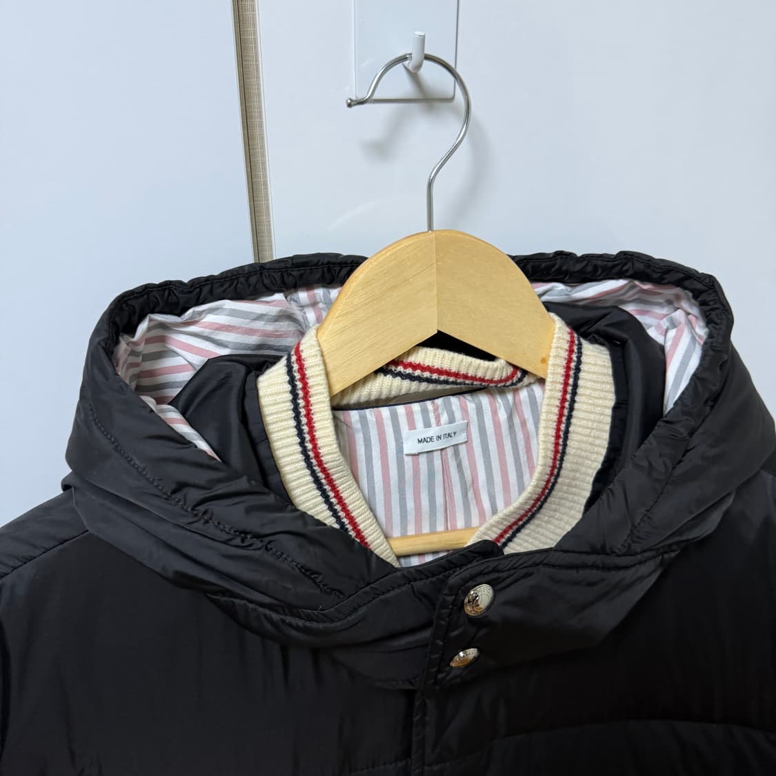 톰브라운 사선완장 후드 숏패딩
5사이즈 상품이미지3