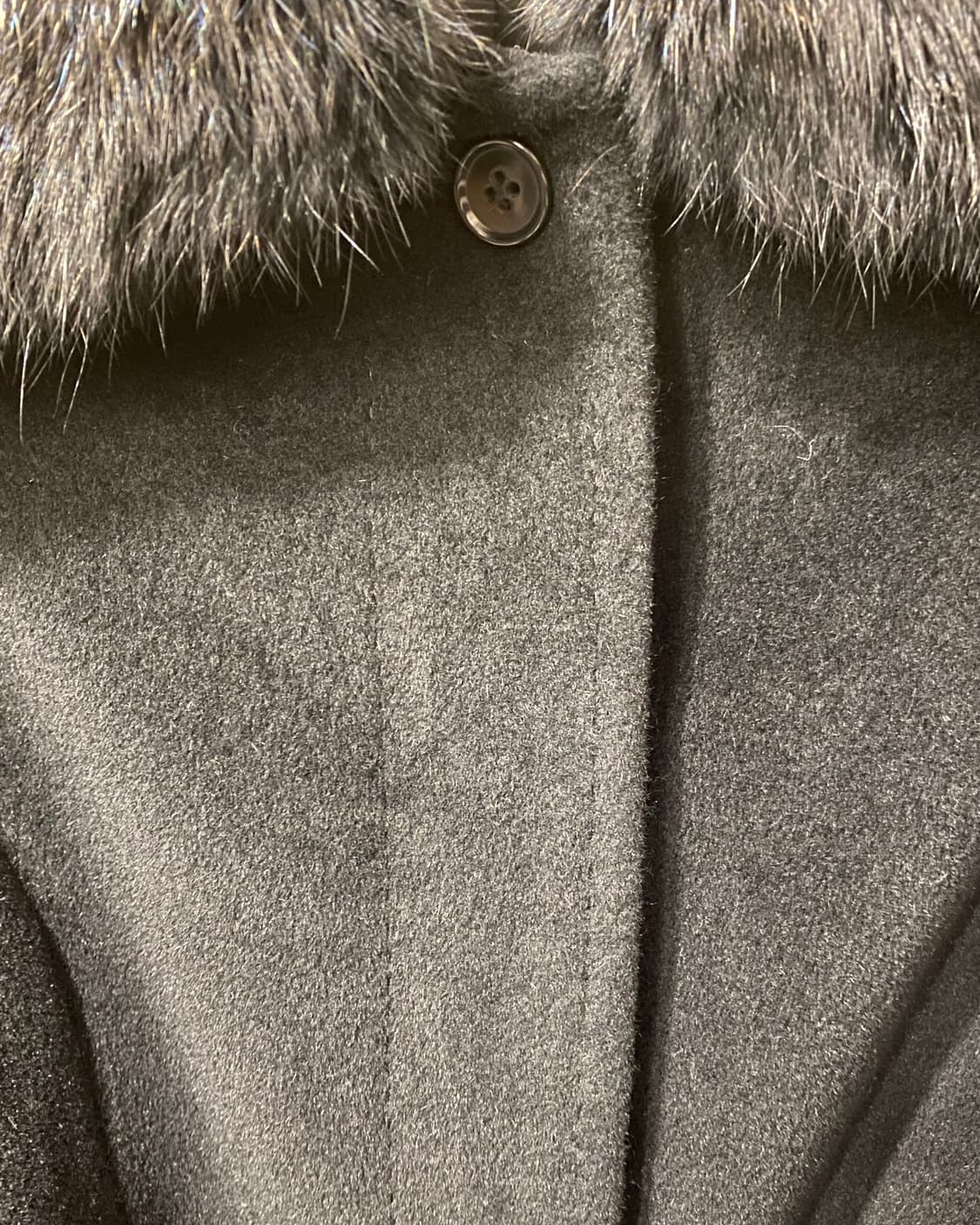 허리 스트랩 카라 퍼 블랙 코트  상품이미지3