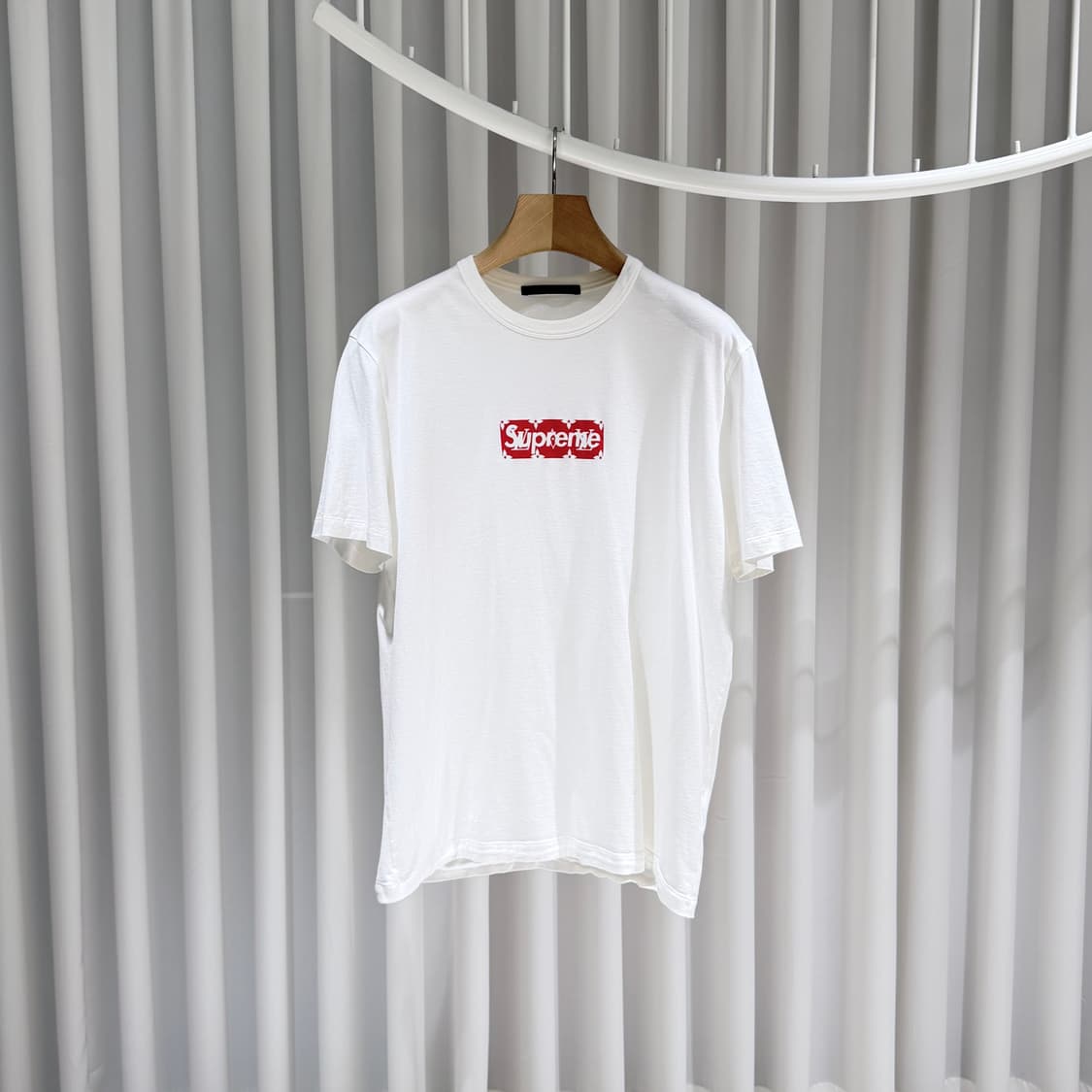 (S/L) / 루이비통 X 슈프림 로고 화이트 반팔 티셔츠 상품이미지1