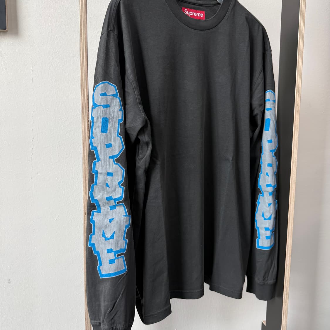 슈프림 크랙 로고 롱슬리브 워시드 블랙 상품이미지2