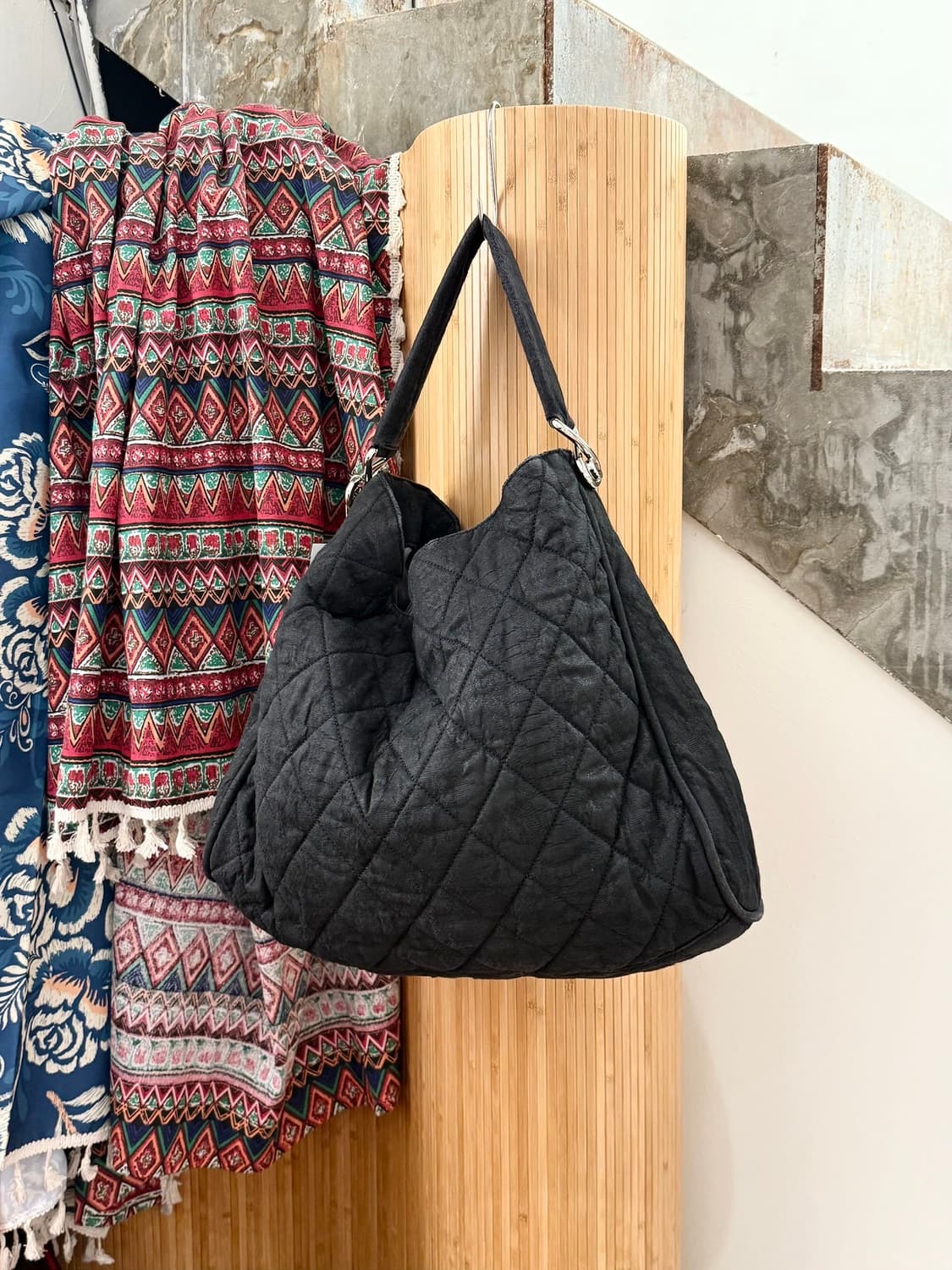 샤넬 블랙 퀼팅 패브릭 라지 호보 숄더백 상품이미지1