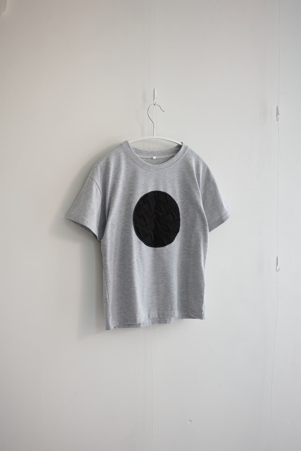 Minimal grey big-dot graphic tee 상품이미지3