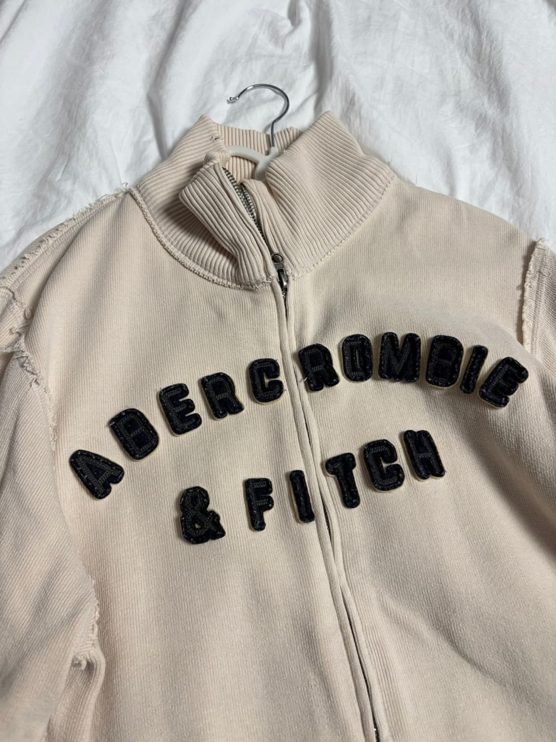 아베크롬비 스펠링 로고 아이보리 베이지 집업 상품이미지3