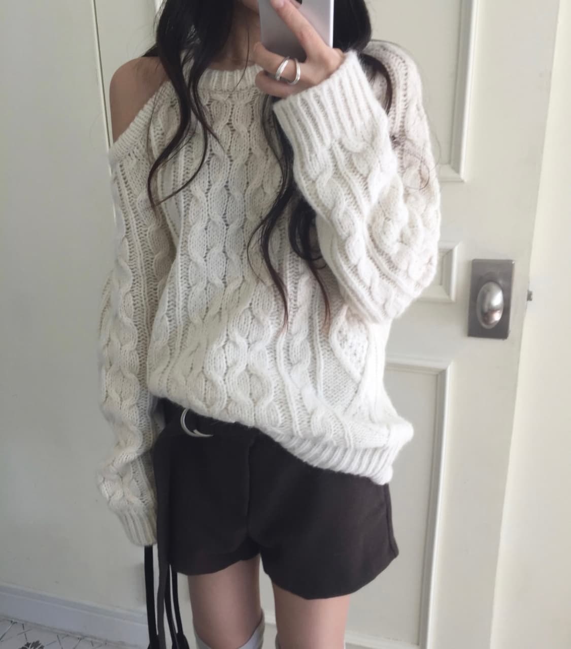 히어비포 숄더 홀 니트 아이보리 상품이미지3
