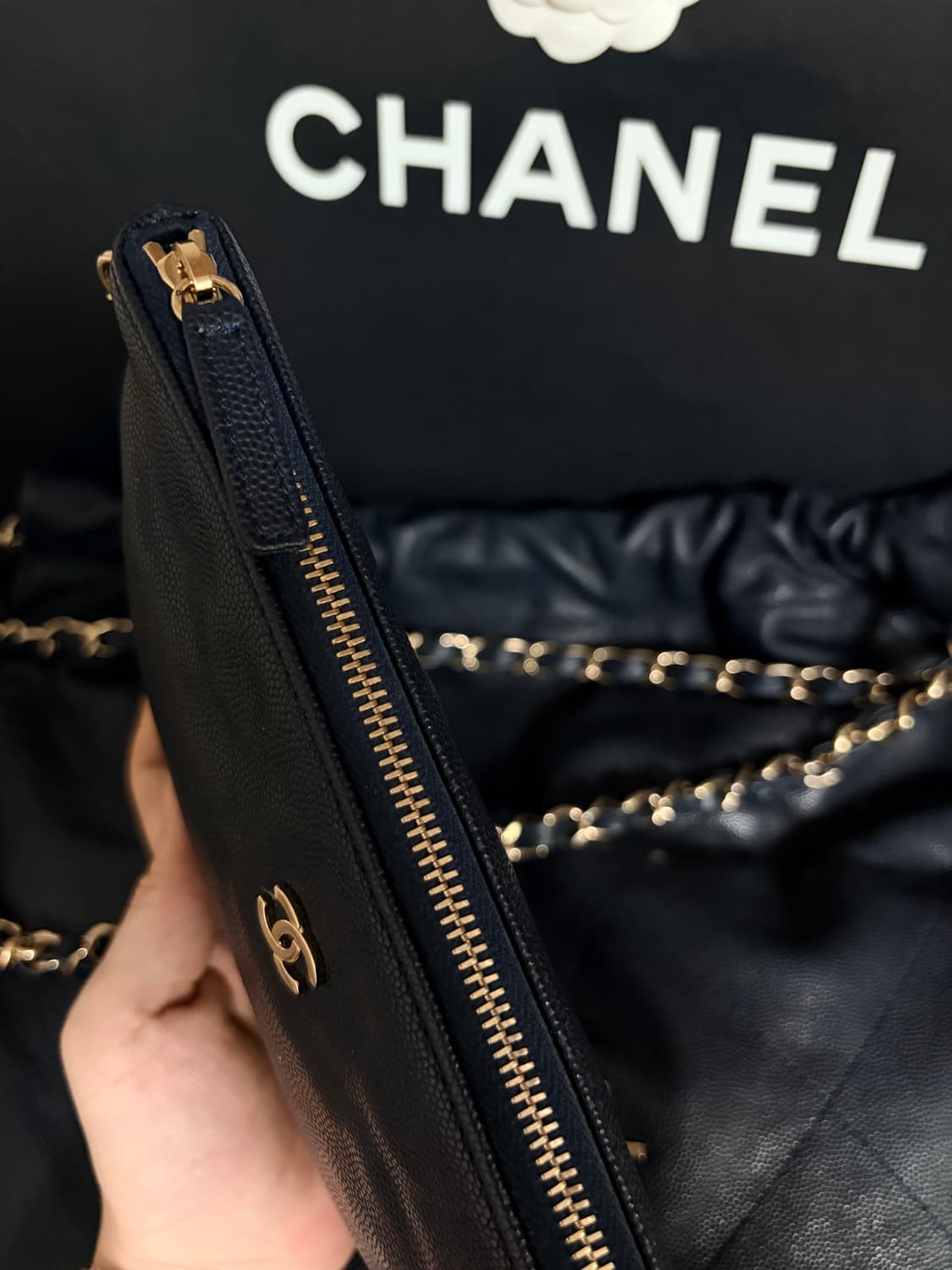 샤넬 22백 캐비어 다크네이비 미디움 상품이미지6