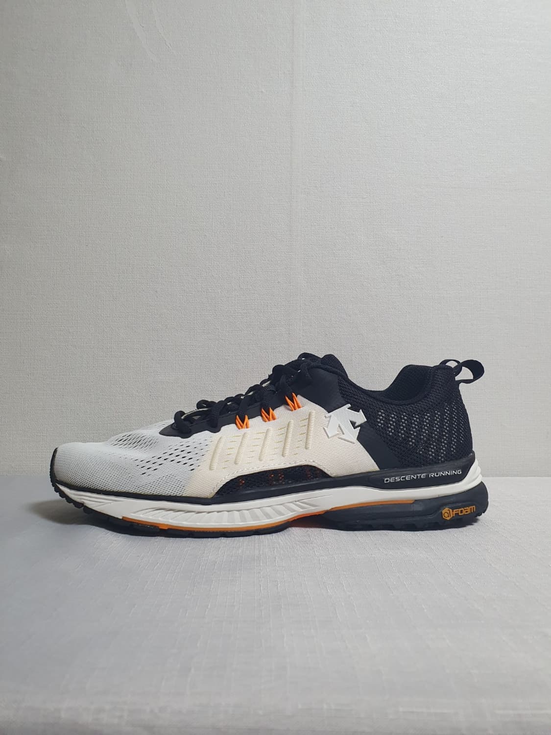 데상트 토닉 3.0 러닝화 화이트 블랙 오렌지 280mm 상품이미지1