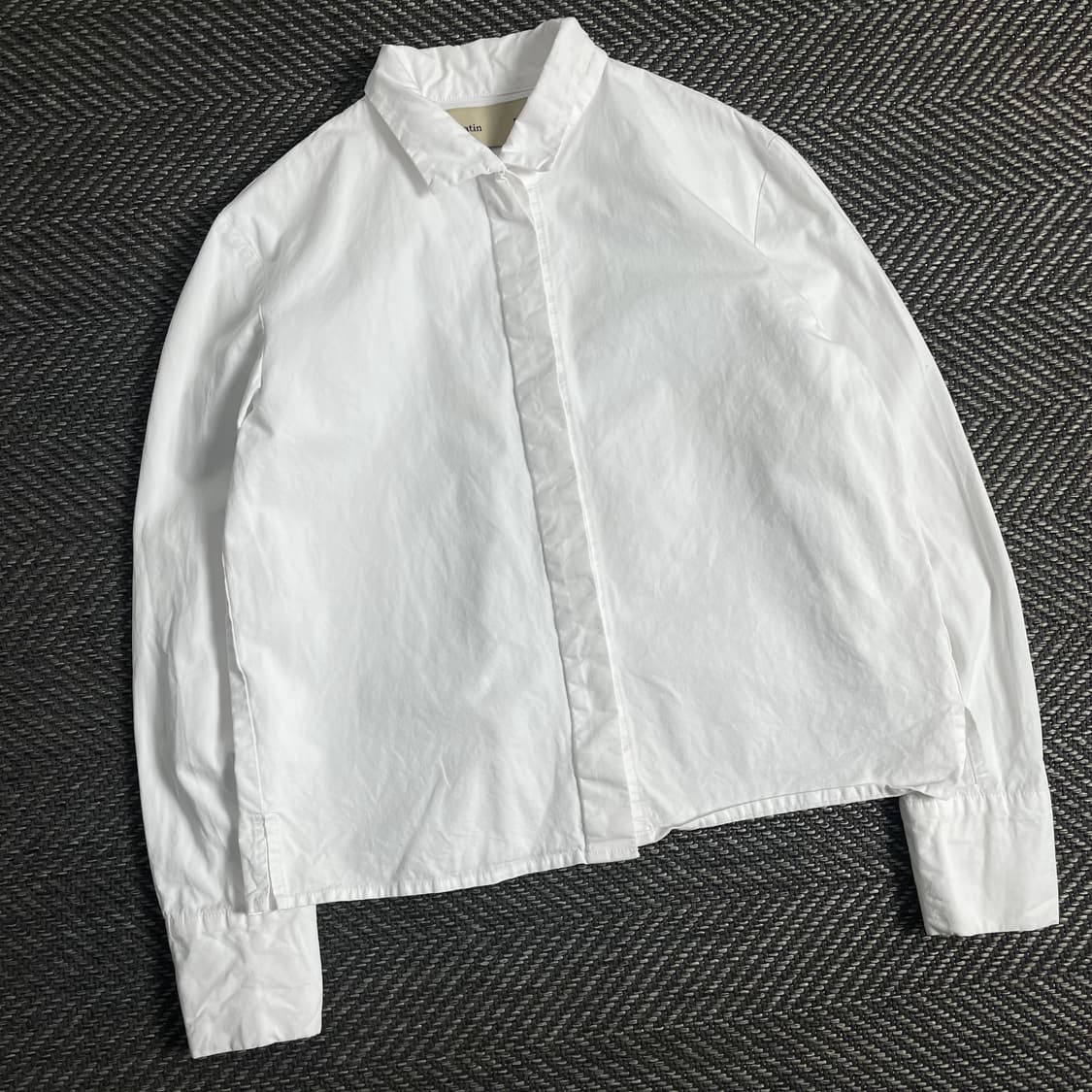 마뗑킴 히든 버튼 크롭 화이트 셔츠 y 3618 상품이미지1