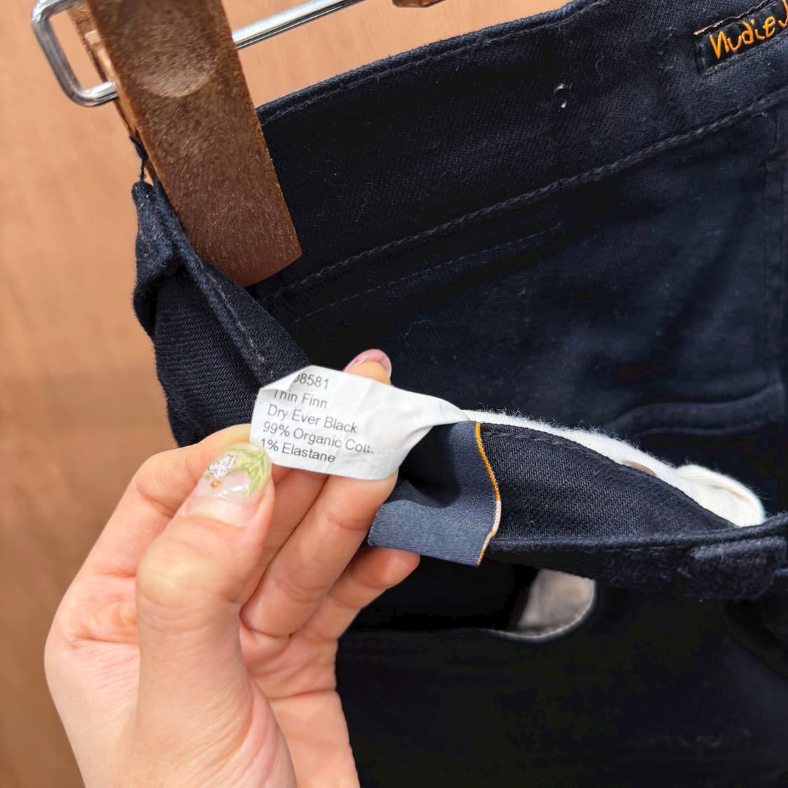누디진 씬핀 데님 팬츠 5포켓 디테일 스키니핏 드라이 에버 블랙 상품이미지8