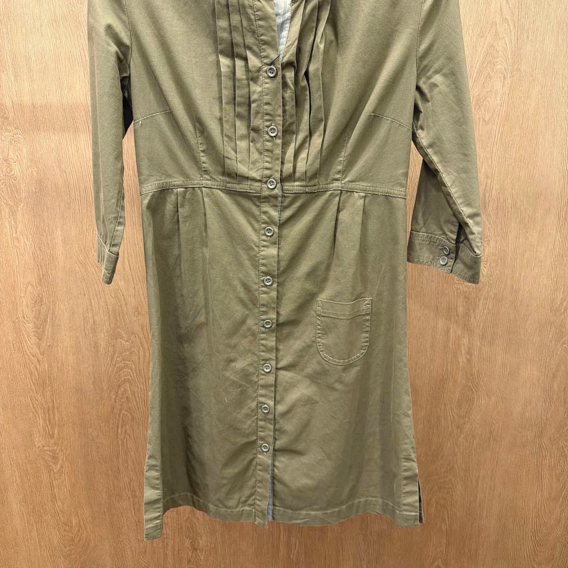 막스앤코 미디 원피스 스탠드 카라 7부 싱글 포켓 버튼 디테일 카키 상품이미지5