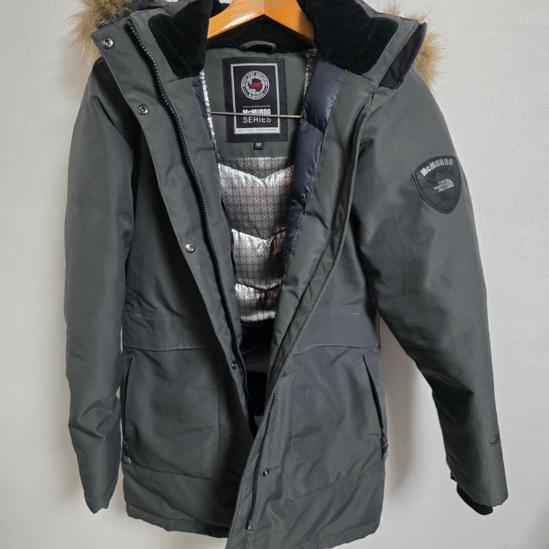 노스페이스 맥머도 시리즈 중기장 다운 파카 (90사이즈/차콜) 상품이미지1