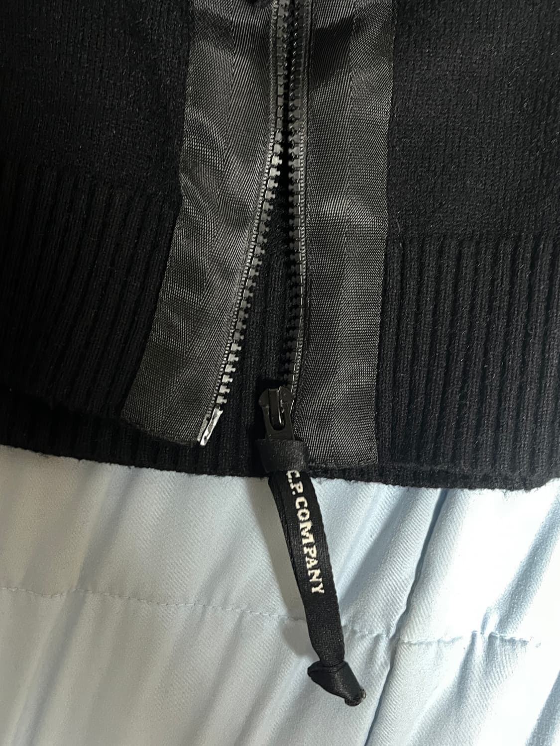 C.P. Company의 매력적인 블랙 집업 니트 100사이즈 상품이미지2