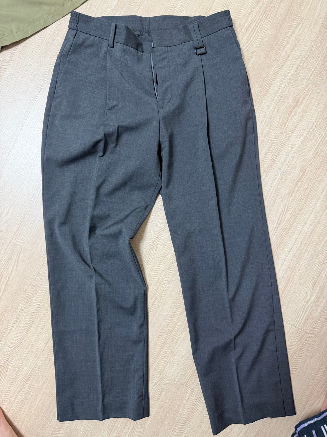 질스튜어트 뉴욕 차콜 세미 와이드 하프 밴딩 슬렉스 차콜 상품이미지1