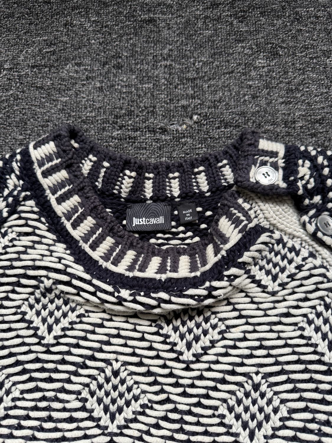 저스트 카발리 숄더 버튼 슬릿 헤비 니트 상품이미지8