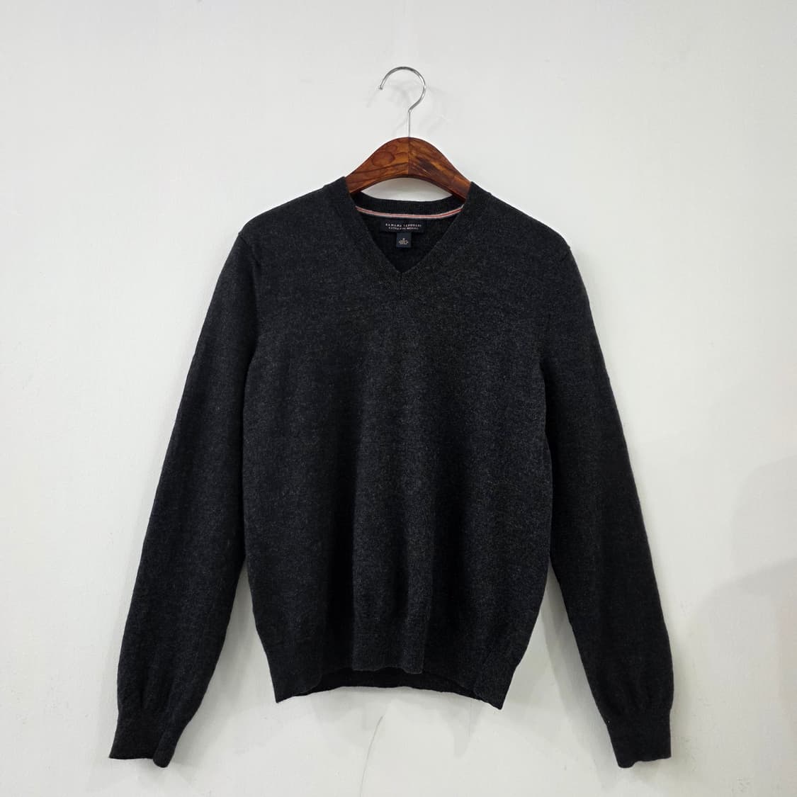 바나나리퍼블릭 메리노 울100 차콜그레이 브이넥 니트 상품이미지1