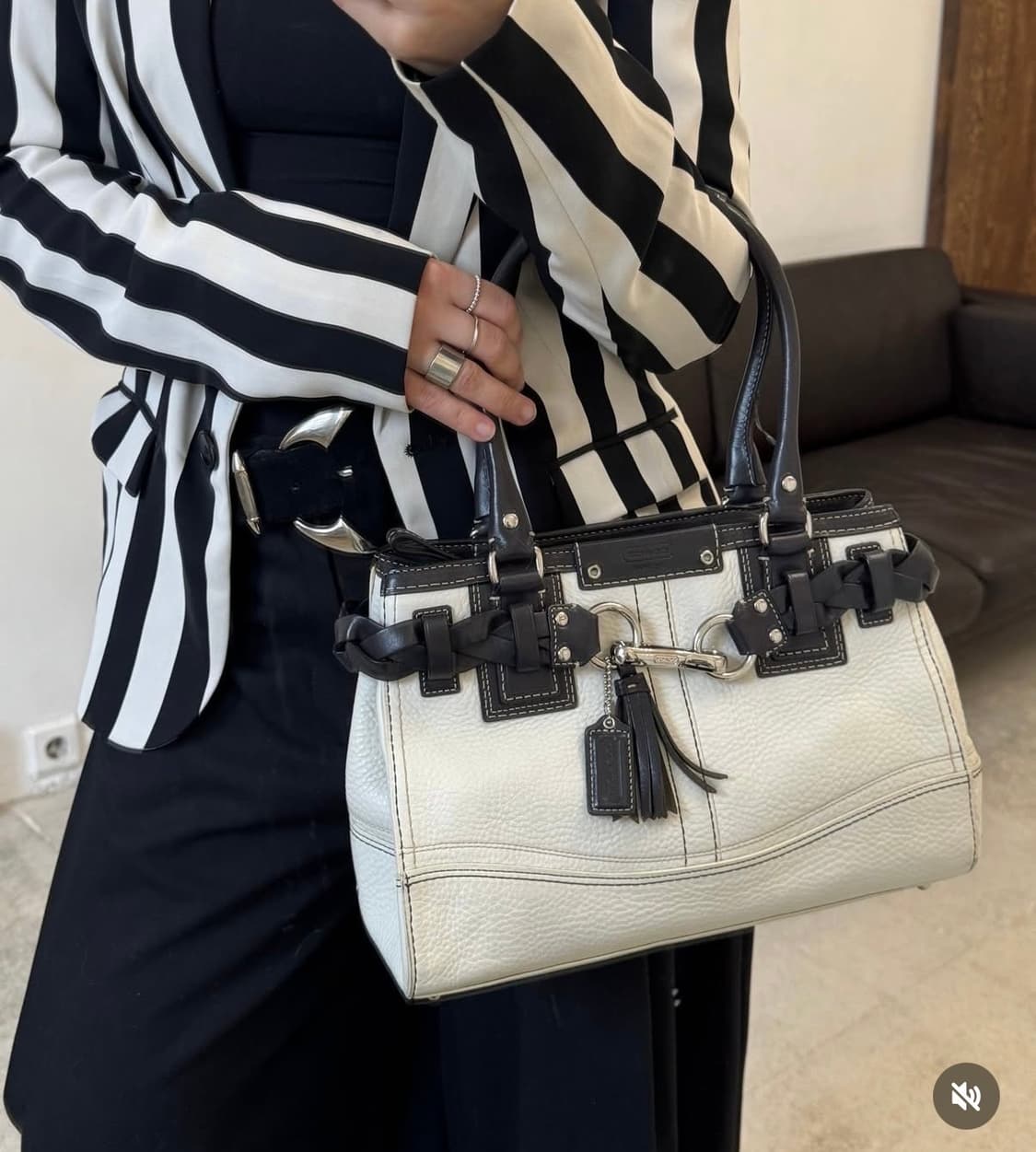 코치 아이보리 버클 가죽 숄더백 상품이미지5