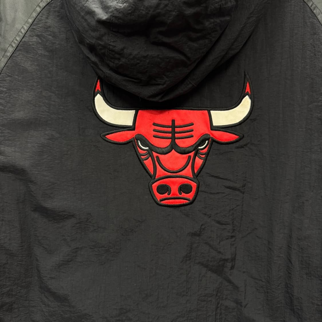 NBA X 스타터 시카고불스 아노락 패딩 점퍼 후면 빅로고 디테일 블랙 상품이미지7
