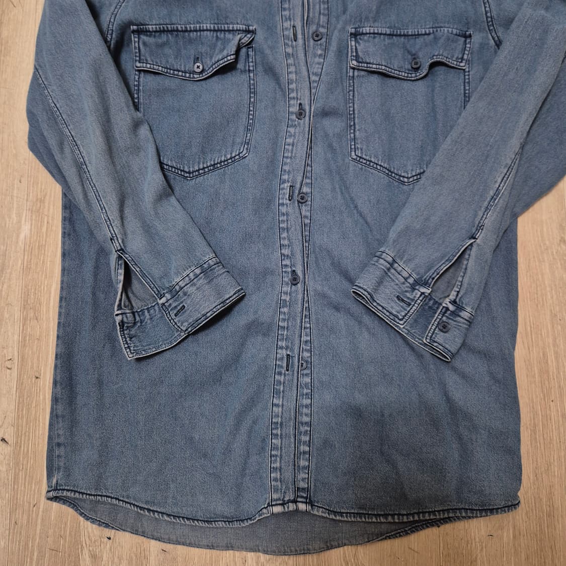 스튜디오 톰보이 여성 워싱 데님 셔츠 상품이미지3