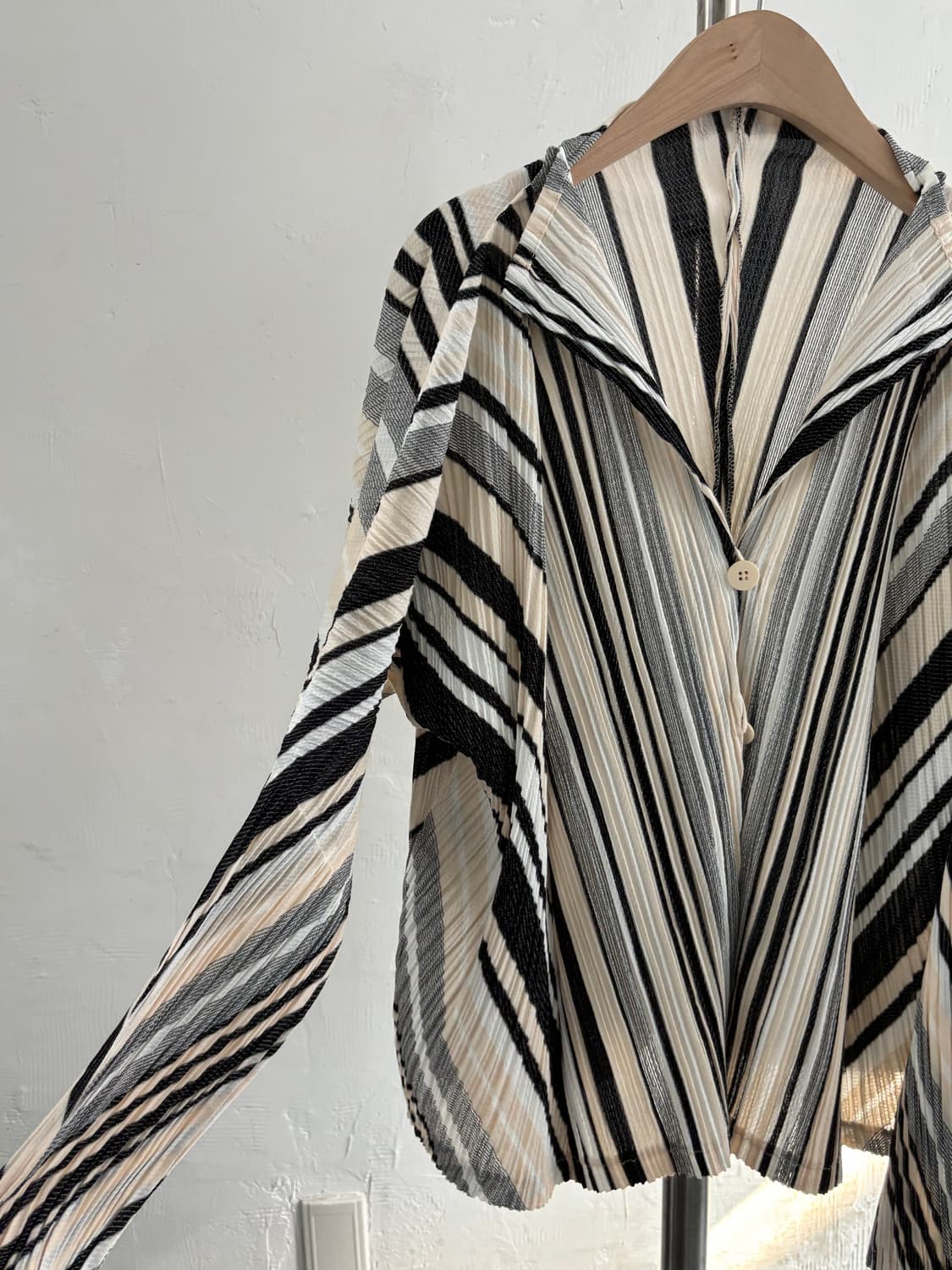 Pleats Please 플리츠플리즈 베이지 블랙 스트라이프 플리츠 자켓 상품이미지4