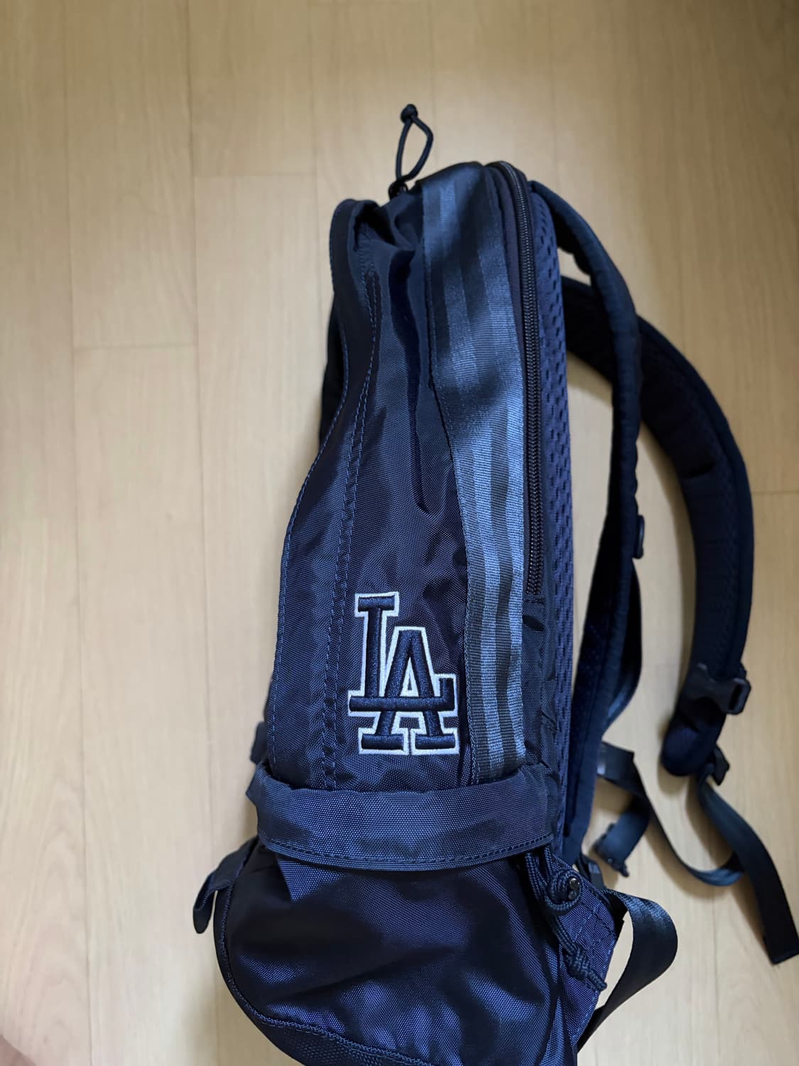 뉴에리 백팩 판매합니다. 상품이미지3