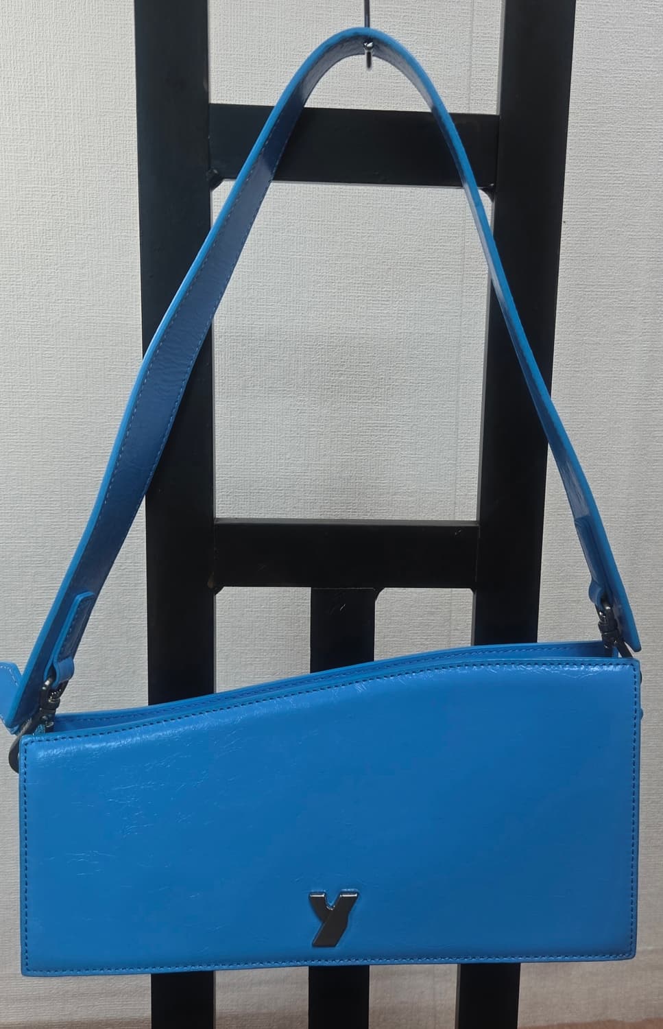 유즈(YUSE)의 비비드 블루 레더 크랙 미니 숄더백 상품이미지1