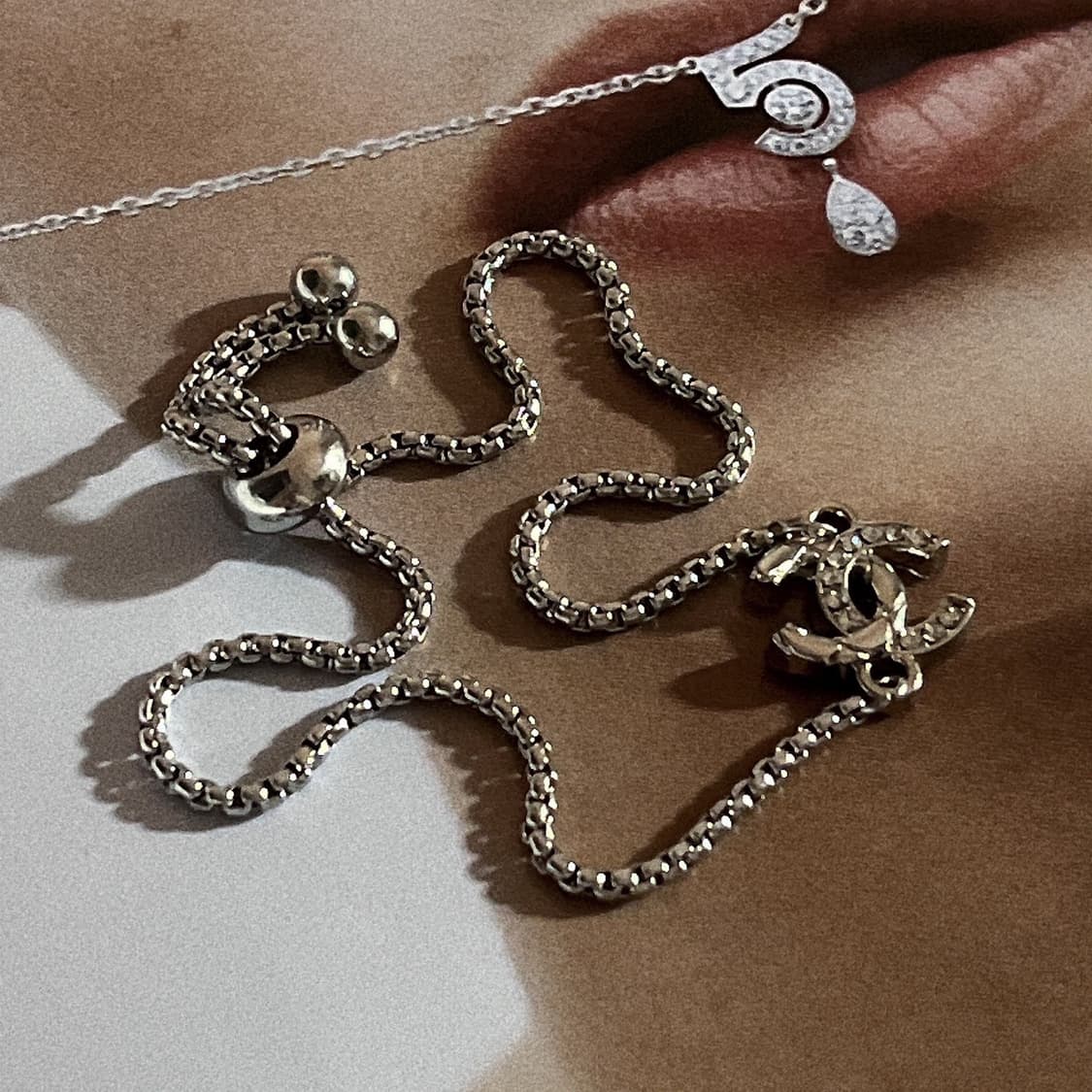 샤넬 cc 로고 슬라이딩 볼 팔찌 상품이미지1