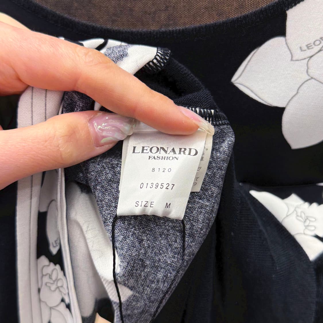 레오나드 반팔 니트 티셔츠 화이트 플라워 패턴 프린트 디테일 블랙 상품이미지7